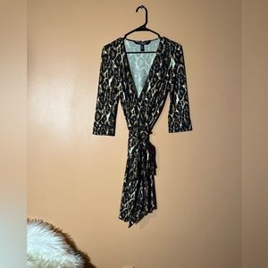 NEW DVF Diane Von Furstenburg Iconic Wrap Dress Sexy Cheetah Print Silk Size 4